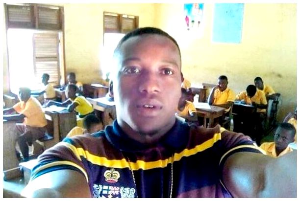 Отношение и вдохновение: ганский учитель, преподающий информатику с мелом на доске