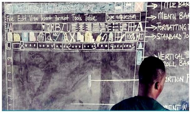 Отношение и вдохновение: учитель из Ганы преподает информатику с помощью мелка и доски