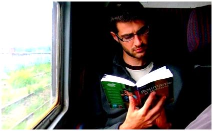 Каковы преимущества чтения во время путешествий?